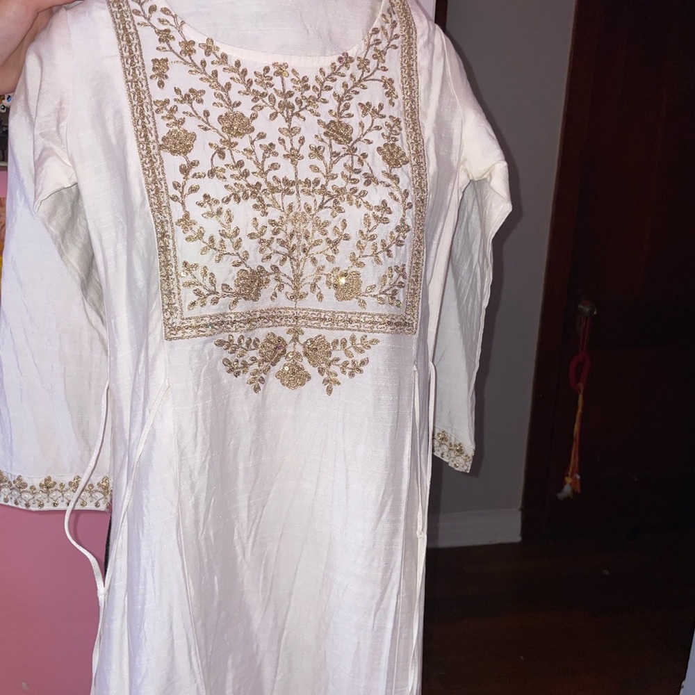 Chic Long Sleeve White Dress with Gold Embroidery